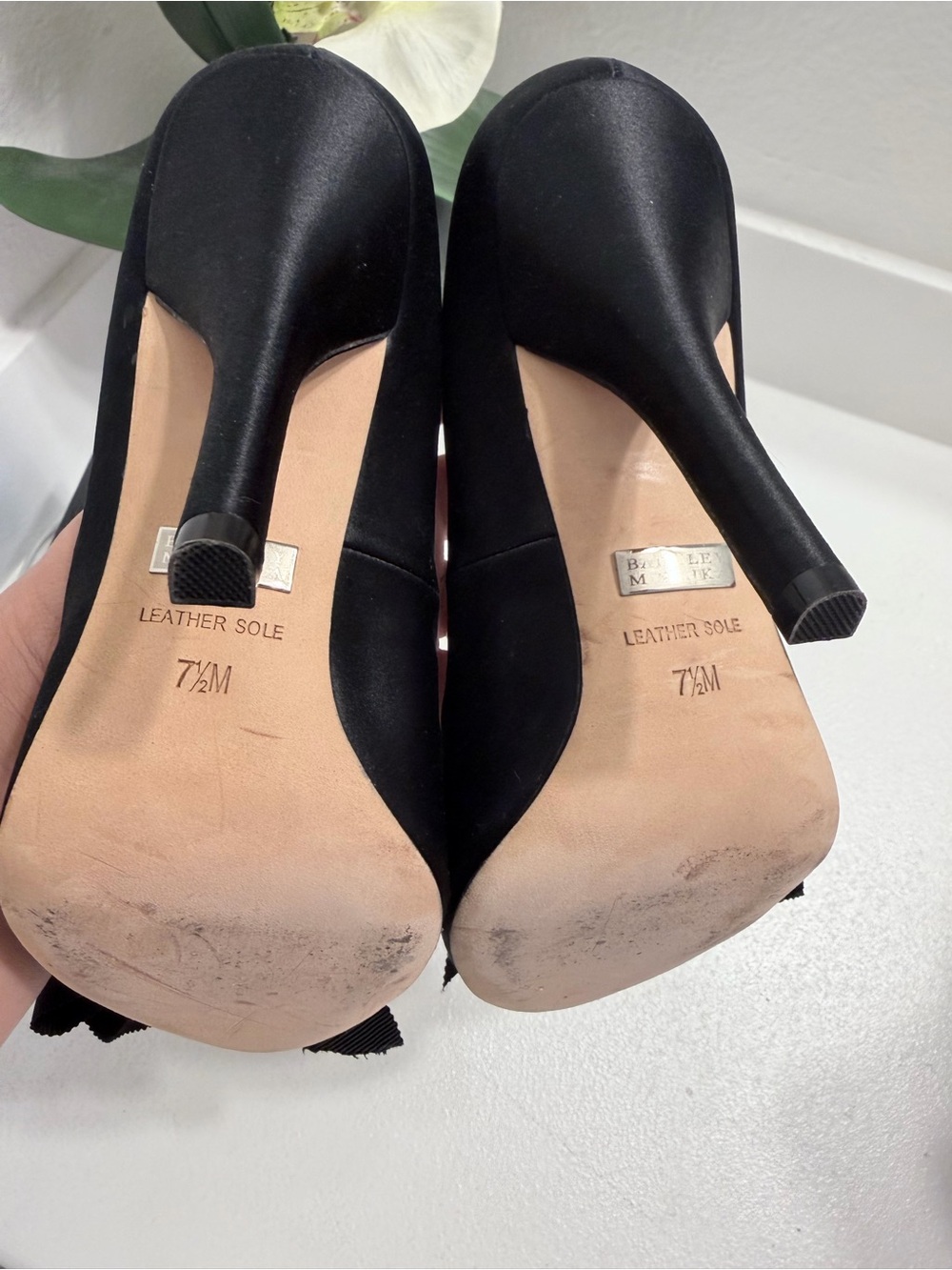 Badgley Mischka Black Satin Heels with Bow size 7 1/2 - Picture 4 of 6
